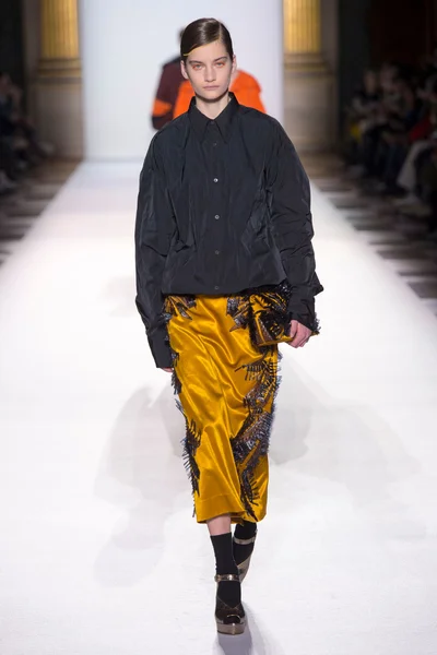 Look 60